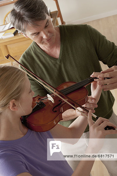 zeigen  Jugendlicher  Spiel  Lehrer  13-14 Jahre  13 bis 14 Jahre  Mädchen  Geige