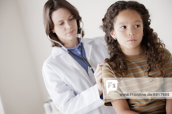 Arzt  5-9 Jahre  5 bis 9 Jahre  Mädchen  Untersuchung