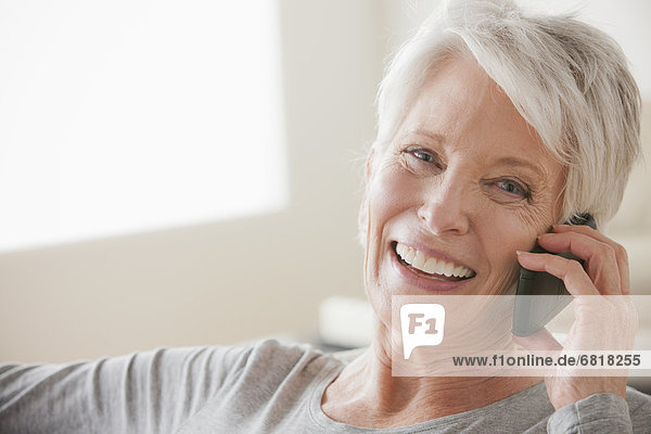 Handy  Senior  Senioren  benutzen  Frau  lächeln  Kurznachricht
