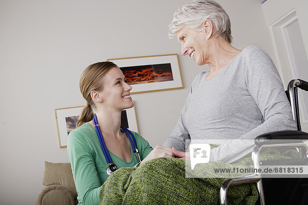 Senior  Senioren  Frau  nehmen  Fürsorglichkeit  jung
