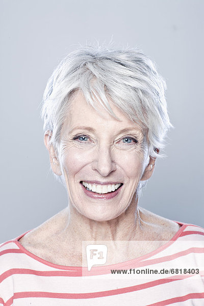Portrait of smiling senior Woman  Studioaufnahme