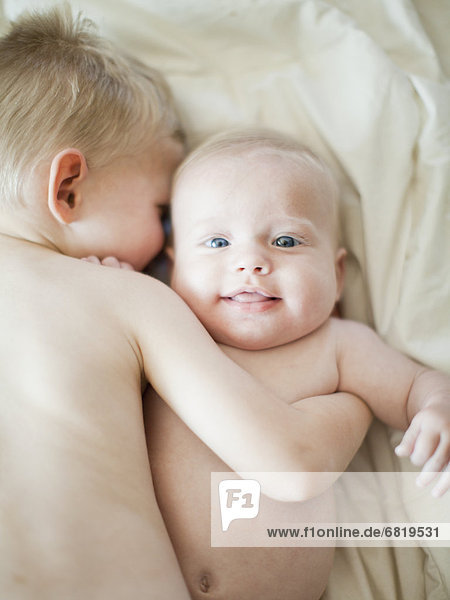 Fröhlichkeit  umarmen  Junge - Person  Bruder  jung  2-3 Jahre  2 bis 3 Jahre  Baby