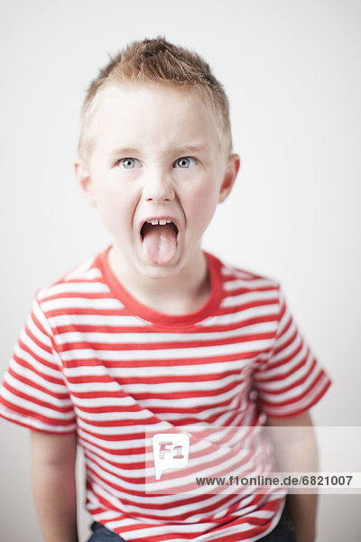 Portrait  Junge - Person  Zunge herausstrecken  2-3 Jahre  2 bis 3 Jahre