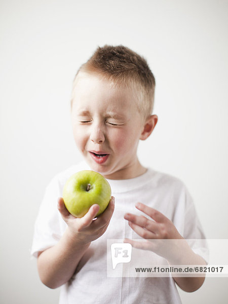 Portrait  Junge - Person  grün  Apfel  2-3 Jahre  2 bis 3 Jahre  spielen