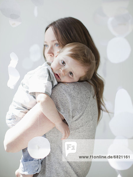 Portrait  Frau  umarmen  Junge - Person  Ruhe  jung  Baby