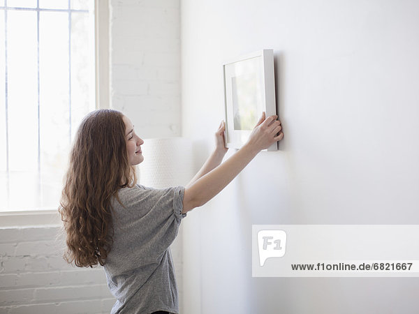 Frau  Frische  Fotografie  Wand  hängen  streichen  streicht  streichend  anstreichen  anstreichend  jung