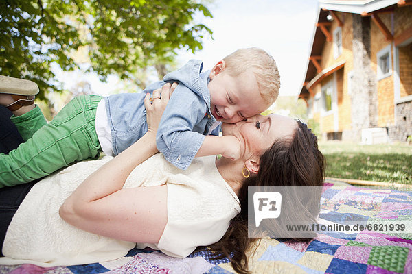 Vereinigte Staaten von Amerika  USA  Junge - Person  küssen  jung  2-3 Jahre  2 bis 3 Jahre  Mutter - Mensch  Salt Lake City  Utah