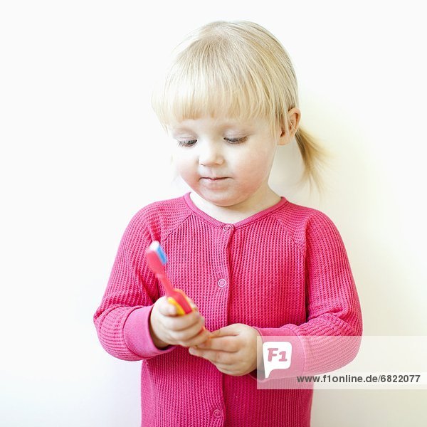 halten  Zahnbürste  schießen  Studioaufnahme  2-3 Jahre  2 bis 3 Jahre  Mädchen