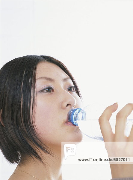 Wasser  Frau  Weißer Hintergrund  jung  trinken  Flasche