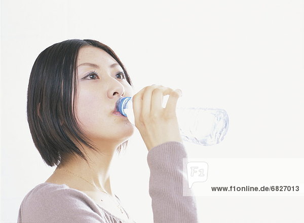 Wasser  Frau  Weißer Hintergrund  jung  trinken  Flasche