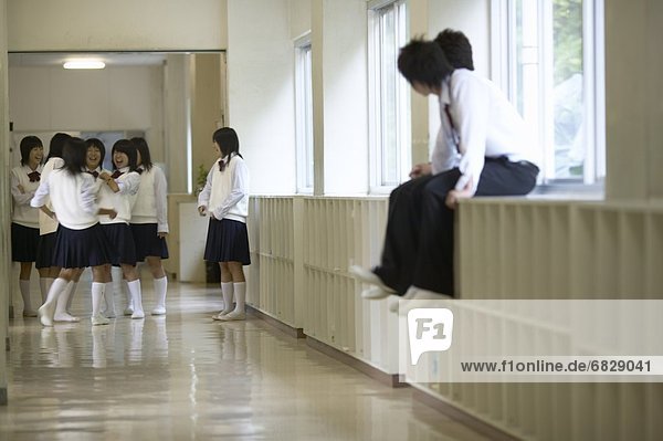 Korridor  Korridore  Flur  Flure  Freundschaft  lachen  Schule