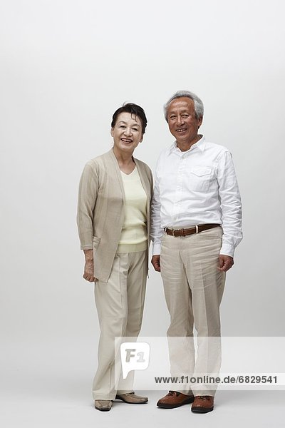 stehend  Senior  Senioren  lächeln  Seitenansicht