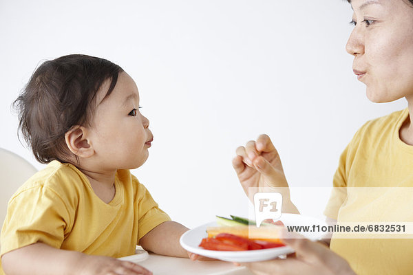 essen  essend  isst  Mädchen  Mutter - Mensch  Baby