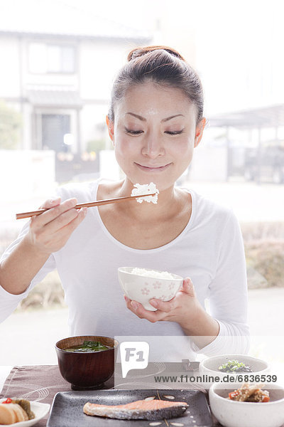 Frau  jung  Gericht  Mahlzeit  essen  essend  isst  japanisch