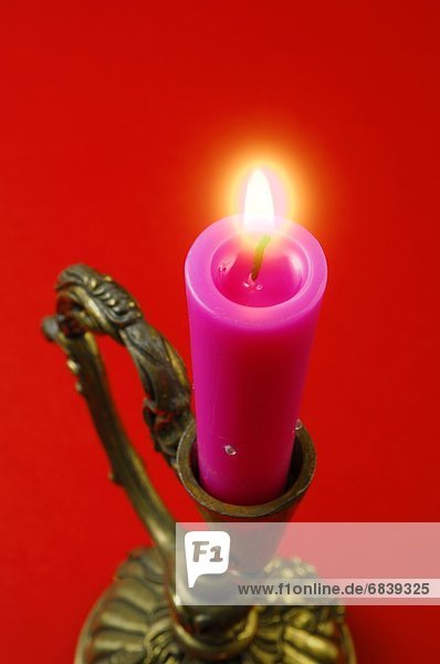 halten  lila  Hintergrund  Kerze  rot  Messing
