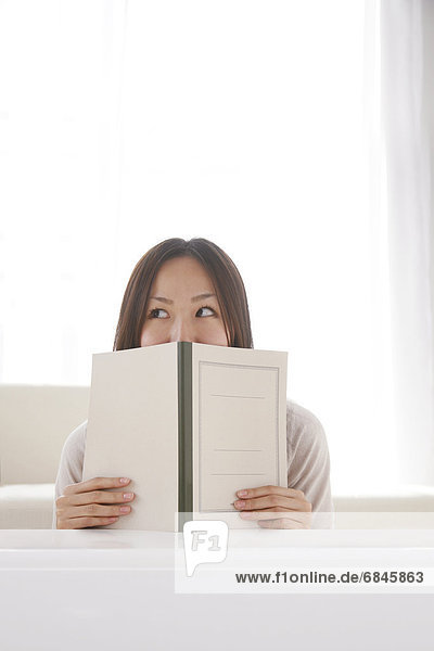 Frau  verstecken  Notizblock  jung  Notebook