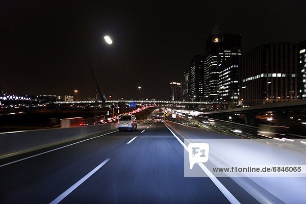 Auto  Nacht  Fernverkehrsstraße  Bundesstraße  Ansicht  zeigen  Tokyo  Hauptstadt  Japan
