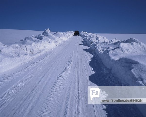 bedecken  Fernverkehrsstraße  Geländewagen  Furano  Hokkaido  Japan  Schnee