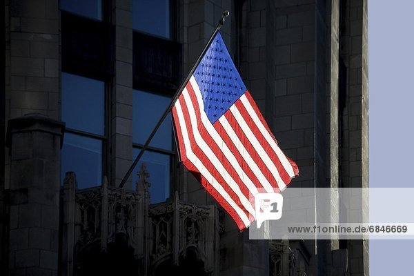 Vereinigte Staaten von Amerika  USA  fliegen  fliegt  fliegend  Flug  Flüge  Lifestyle  Gebäude  Fahne  amerikanisch  Seitenansicht  Gotik  Illinois
