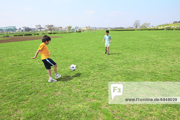 Junge - Person Feld jung Fußball Tokyo Hauptstadt spielen