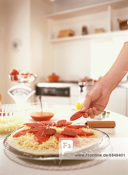 Frau  Vorbereitung  Tomate  Pizza  Salami