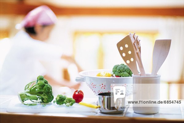 Frische Mensch Küche Gemüse Hintergrund kochen Küchensieb Tresen