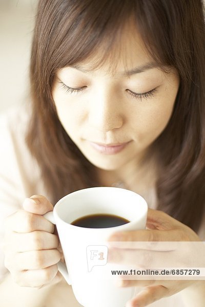 junge Frau junge Frauen Tasse trinken Kaffee