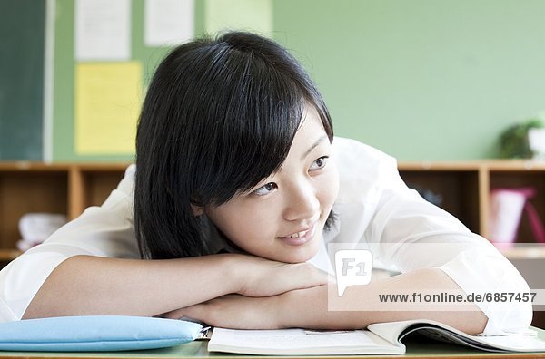 angelehnt  Schreibtisch  lächeln  Klassenzimmer  Schülerin  vorwärts  japanisch