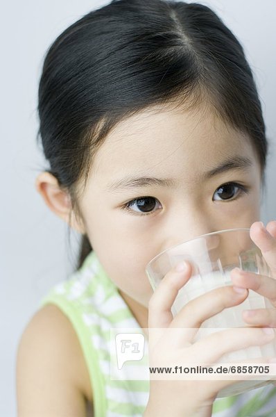Glas  klein  trinken  Mädchen  Milch