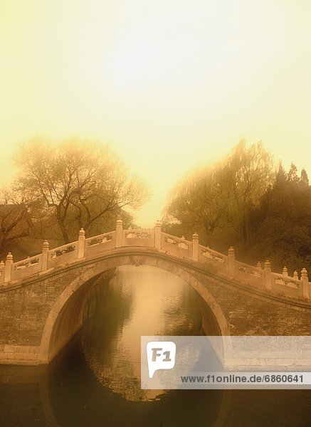 Außenaufnahme  Sommer  Sonnenuntergang  über  Brücke  Palast  Schloß  Schlösser  Peking  Hauptstadt  China
