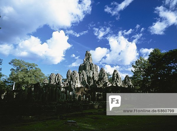 Wolke  über  Ruine  Angkor  Kambodscha