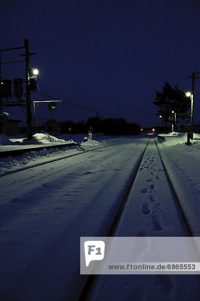 bedecken  Nacht  Zug  Honshu  Japan  Schnee  Haltestelle  Haltepunkt  Station
