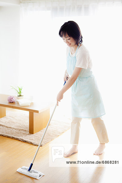 Frau  Boden  Fußboden  Fußböden  reinigen