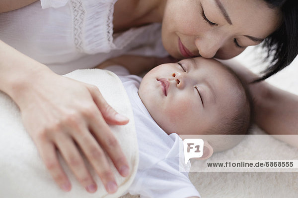 Junge - Person  halten  schlafen  Freundlichkeit  Mutter - Mensch  Baby