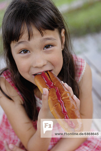 Hot Dog Hot Dogs essen essend isst Mädchen