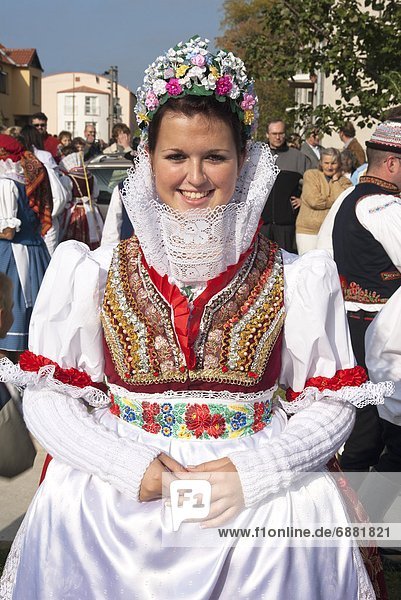 Europa  Frau  Gesetz  Tschechische Republik  Tschechien  Herbst  Fest  festlich  Kleidung  Festival  Mensch  Kleid