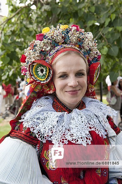 Europa  Frau  fahren  Tschechische Republik  Tschechien  Kleidung  Festival  König - Monarchie  Mensch  Kleid  mitfahren