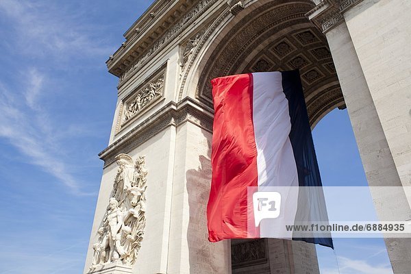 Paris  Hauptstadt  Frankreich  Europa  französisch  unterhalb  Brücke  Fahne  bauen