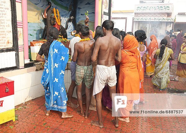 Morgen  Hingebung  Fluss  Hinduismus  Puja  Pilgerer  Asien  Bihar  Indien  Schrein