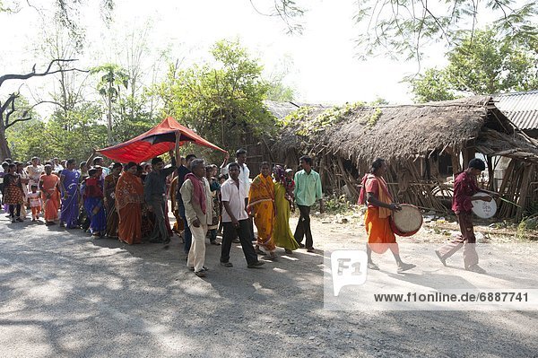 führen  Braut  Hochzeit  unterhalb  Dorf  Zeremonie  rot  Baldachin  Asien  Indien  Prozession