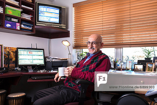 Senior Mann in seinem Home-Office