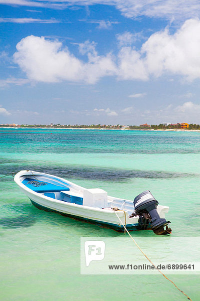 Motorboot auf dem Wasser in Akumal  Quintana Roo  Mexiko