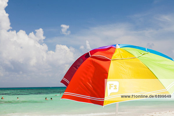 Heller Sonnenschirm auf Playa Del Carmen  Quintana Roo  Mexiko