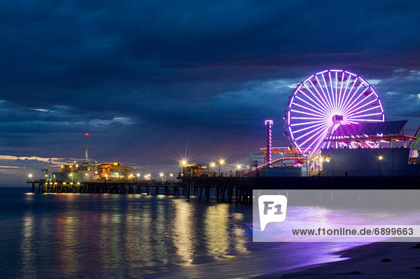Santa Monica Pier bei Nacht  Kalifornien  usa