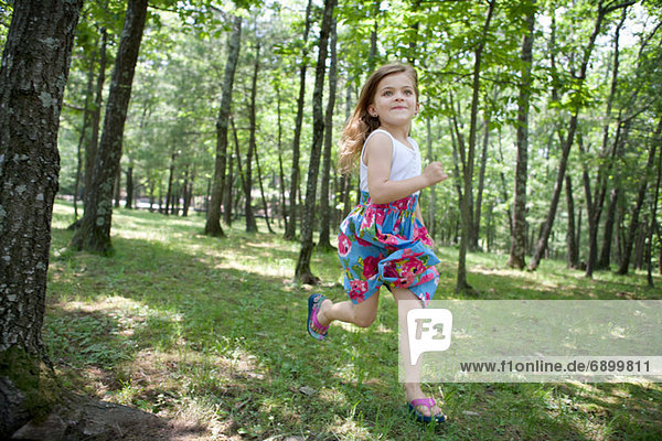Mädchen beim Laufen im Wald