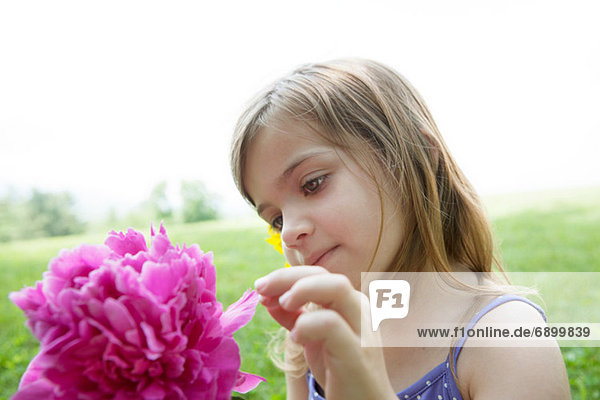 Mädchen mit rosa Blume