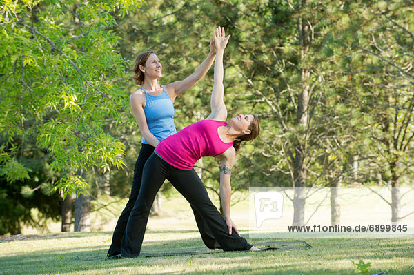 Yogalehrer und Schüler im Park