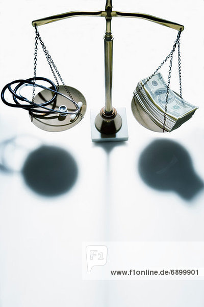 Waage mit Stethoskop und Banknoten