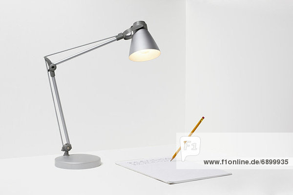 Lampe  Bleistift und Papier