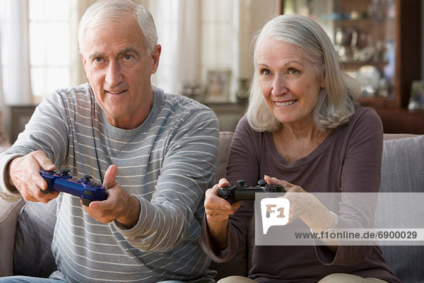 Seniorenpaar beim Videospiel